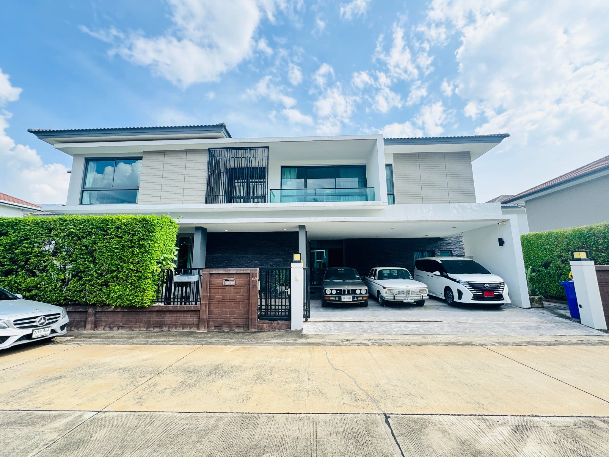 บ้านเดี่ยวหรู 2 ชั้น ติดถนนพระรามสอง 4 ห้องนอน 5 ห้องน้ำ ที่ดิน 120 ตร.วา ใกล้สโมสร-สระว่ายน้ำส่วนกลาง